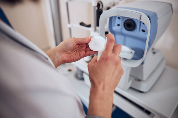 Imagen enfocada de herramienta profesional y dispositivo para examinar la vista en clínica óptica - Foto, Imagen