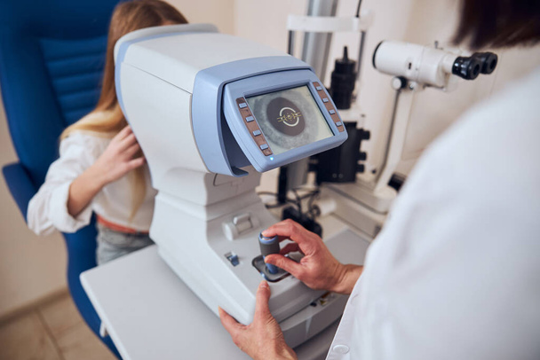 Kép a modern speciális gép vizsgálatára szem az orvosi klinikán - Fotó, kép