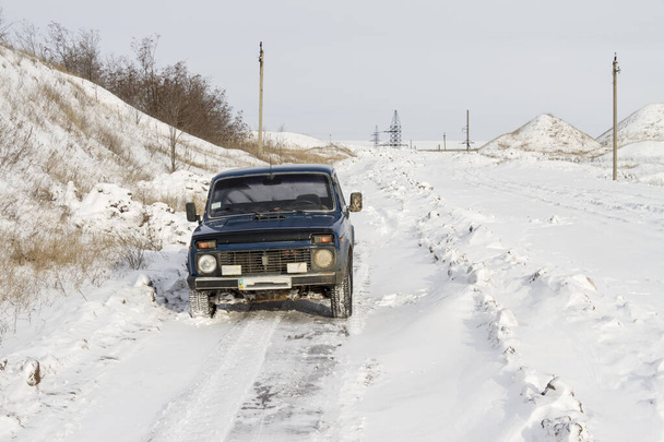 Pojazd terenowy w kamieniołomie gliny w zimowy dzień. Obwód zaporoski, Ukraina. Styczeń 2015 - Zdjęcie, obraz