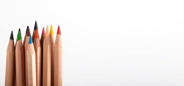 Χρωματιστά μολύβια, απομονωμένα σε λευκό φόντο. - Φωτογραφία, εικόνα