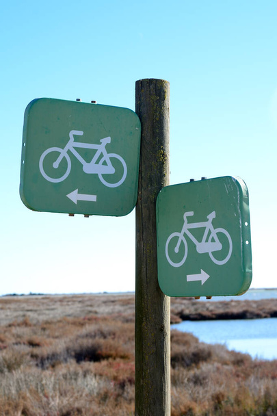 Знак велосипедной дорожки через заповедник - Фото, изображение