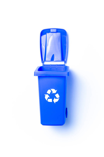 Sortowanie recyklingu. Pojemnik na śmieci do unieszkodliwiania odpadów i ochrony środowiska. Niebieski kosz na śmieci do recyklingu papierowych śmieci izolowanych na białym tle - Zdjęcie, obraz
