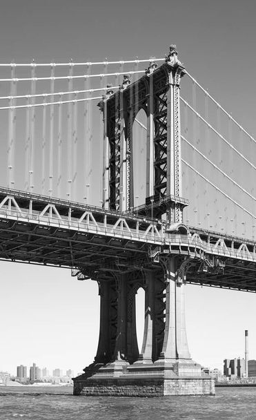 Manhattan Köprüsü 'nün siyah beyaz resmi, New York, ABD. - Fotoğraf, Görsel