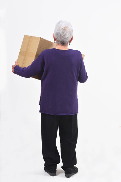 vanha nainen, jolla on pahvilaatikko - Valokuva, kuva