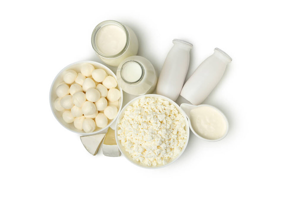 Diferentes productos lácteos frescos aislados sobre fondo blanco - Foto, Imagen