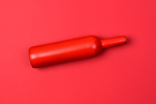 червона пляшка на червоному тлі
 - Фото, зображення
