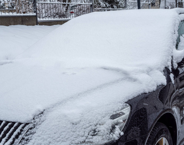 Накриття снігу на даху автомобіля
 - Фото, зображення