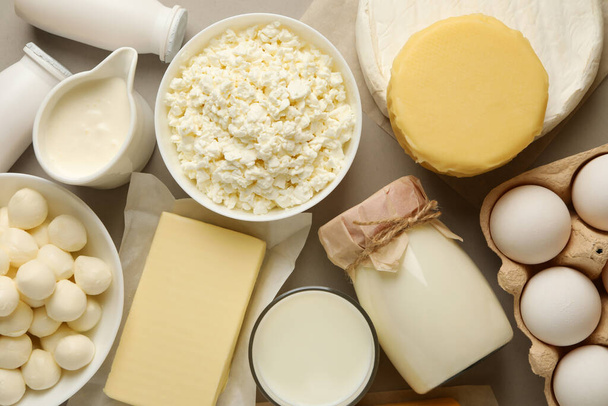 Різні свіжі молочні продукти на сірому фоні, вид зверху
 - Фото, зображення