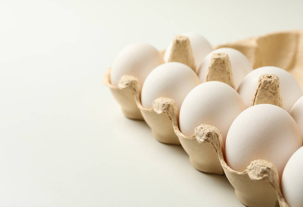 Caja de huevos con huevos frescos sobre fondo blanco - Foto, imagen