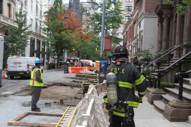 October 21, 2020, New York, USA: A Major gas leakage in a building on East 63rd street between 5th Avenue and Madison Avenue in Manhattan with the presence of many FDNY firemen and vehicles  . Roads blockages to prevent any danger to the public and t - Foto, afbeelding