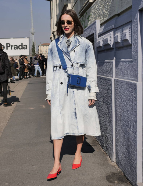  Fashion blogger street style outfit before MSGM fashion show during Milan fashion week 2020 - Fotoğraf, Görsel