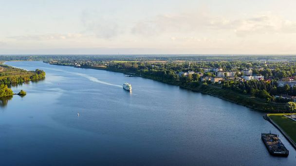 Uglich, Rusland. Uglich stad vanuit de lucht. Cruiseschip op de Wolga rivier. Vroeg in de ochtend, Luchtfoto   - Foto, afbeelding