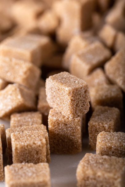 Кубики коричневого цукру. Фундамент їжі
. - Фото, зображення