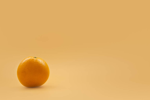 Fresco de valencia naranja o naranja ombligo con fondo amarillo - Foto, imagen