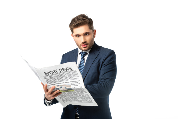 έκπληκτος επιχειρηματίας με αθλητικές ειδήσεις εφημερίδα απομονώνονται σε λευκό - Φωτογραφία, εικόνα