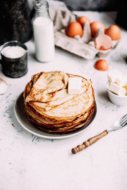 皿の中にバターと薄いパンケーキ.マレニツァの休日 - 写真・画像