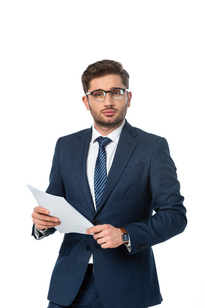 mladý podnikatel v brýlích drží papír a dívá se na kameru izolované na bílém - Fotografie, Obrázek