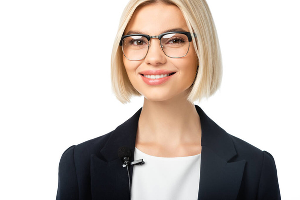 fröhliche blonde Journalistin mit Brille, die isoliert auf weiß in die Kamera blickt - Foto, Bild