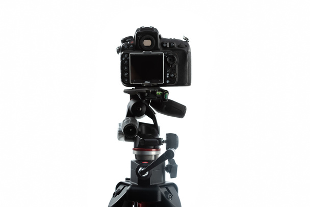 профессиональная цифровая камера на штативе изолированы на белом - Фото, изображение