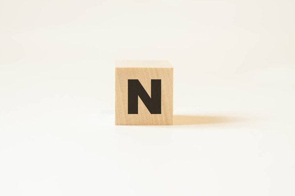 Lettre N sur fond blanc avec couleur noire - Photo, image