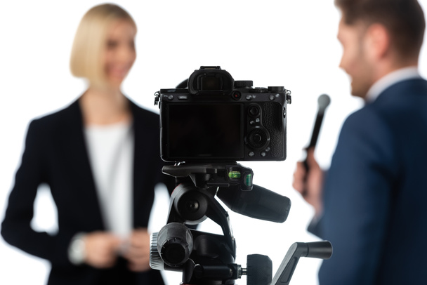 επιλεκτική εστίαση της ψηφιακής φωτογραφικής μηχανής κοντά σε δημοσιογράφο λαμβάνοντας συνέντευξη από επιχειρηματία απομονωμένη σε λευκό - Φωτογραφία, εικόνα