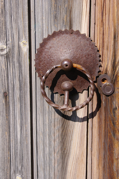 Vecchia manopola della porta e foro della serratura in ferro battuto
 - Foto, immagini
