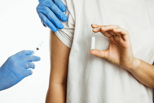 rokotteen injisoiminen hartiavalkoiseen taustakopiotilaan - Valokuva, kuva