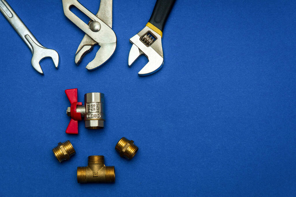 Una serie di strumenti per l'impianto idraulico, isolato su sfondo blu - Foto, immagini