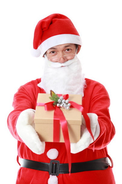 Tema de Navidad: Santa Claus asiática sosteniendo y ofreciendo un regalo o
 - Foto, Imagen