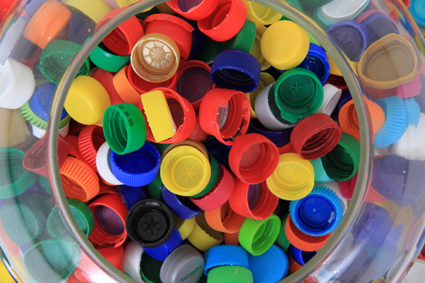 színes műanyag kupakok a pet palackok  - Fotó, kép