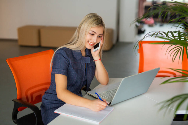 gyönyörű fiatal nő az asztalnál laptop az irodában - Fotó, kép