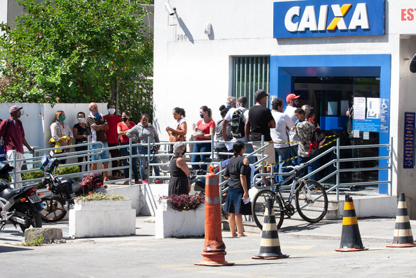 (INT) Covid-19: Επείγουσα βοήθεια.April 29,2020, Cotia, Σάο Πάολο, Βραζιλία: Οι άνθρωποι αντιμετωπίζουν μια ουρά σε ένα υποκατάστημα τράπεζα της Caixa Economica Federal (CEF) στη Granja Vianna στην πόλη της Cotia, Σάο Πάολο, αυτή την Τετάρτη, 29, λόγω της δυνατότητας απόσυρσης του - Φωτογραφία, εικόνα