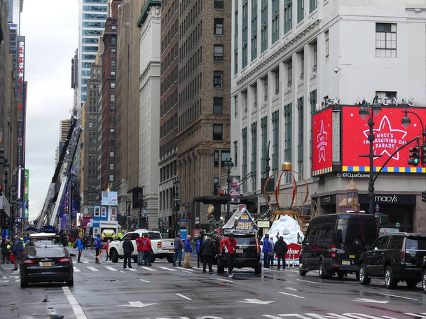 Nov 26, 2020,  Manhattan, New York, USA: Departing from decades-long traditions, Macy's banned live spectators, but opted to stage a 'fake', illusory, 'made for television' Thanksgiving Parade that featured a handful of floats rolling around the bloc - Fotó, kép