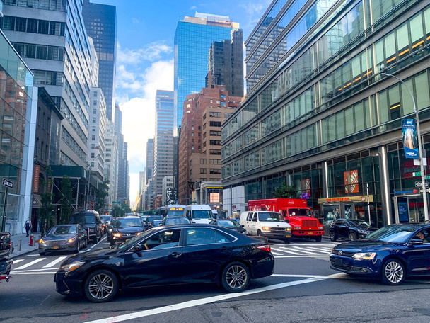 (Manhattan 'da yoğun trafik var. 30 Haziran 2020, Manhattan, New York, ABD: Bu sabah Manhattan' ın ortasında 3. caddede ağır bir trafik var ve yayalar için ağır hareket ve zorluklara neden oluyor. (Fotoğraf: Niyi Fote / TheNews2 / Depozito Fotoğrafları) - Fotoğraf, Görsel