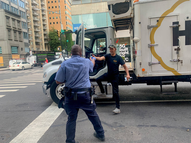 (ΝΕΟ) Αστυνομικοί διανέμουν μάσκες προσώπου σε ανθρώπους στο Μανχάταν. 24 Ιουνίου 2020, Μανχάταν, Νέα Υόρκη, ΗΠΑ: Καθώς η Νέα Υόρκη εισέρχεται στη δεύτερη φάση της επαναλειτουργίας, κάποιοι αστυνομικοί φαίνονται να διανέμουν μάσκες προσώπου σε ανθρώπους μπροστά από ένα υποβρύχιο της 59ης οδού. - Φωτογραφία, εικόνα
