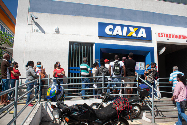 (INT) Covid-19 : Aide d'urgence.29 avril 2020, Cotia, Sao Paulo, Brésil : Les gens font la queue dans une succursale bancaire de Caixa Economica Federal (CEF) à Granja Vianna dans la ville de Cotia, Sao Paulo, ce mercredi 29, en raison de la possibilité de retirer l'aide. - Photo, image