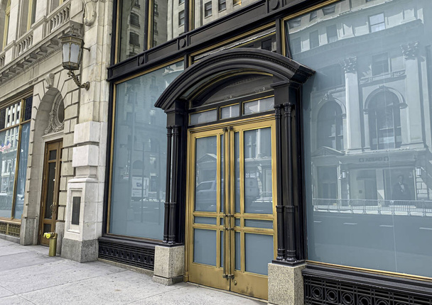 (NOWOŚĆ) Luksusowe sklepy zamknięte wśród Covid-19. 16 kwietnia 2020, Nowy Jork, USA: Luksusowe sklepy na Madison Avenue w Nowym Jorku zamknięte drewnianą bocznicą i opróżnione okna, aby zapobiec kradzieży, z powodu pandemii koronawirusowej (covid- 19). Izolacja i pobyt w ho - Zdjęcie, obraz
