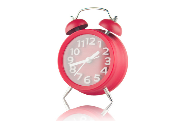 Reloj despertador rojo sobre fondo blanco - Foto, Imagen