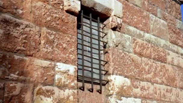 古い古代の刑務所の格子窓を閉じる - 映像、動画