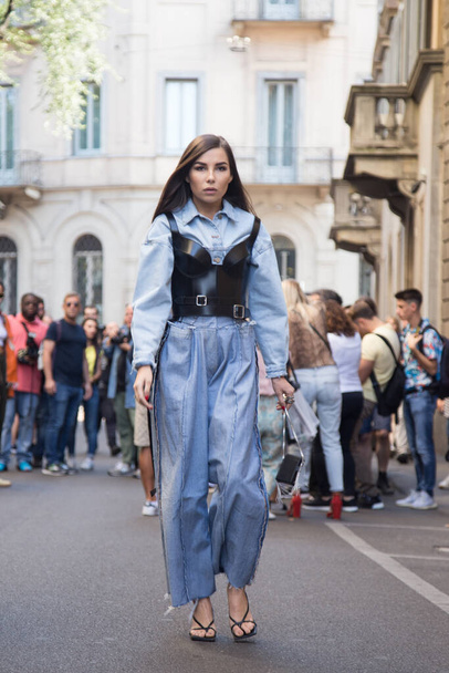 Milán - Italia, 21 / 09 / 2019 - MOVIMENTACAO - Movimentacao entes do desfile da Armani SS20 na Milan Fashion Week 2019. (Foto: Vanessa Canoso / TheNews2 / Depositar fotos)  - Foto, imagen