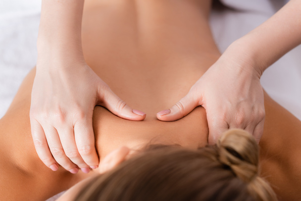 vista recortada de masajista cliente de masaje en primer plano borrosa - Foto, Imagen