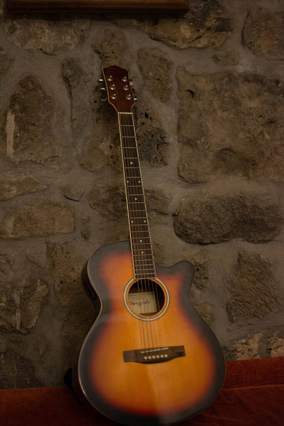 Zdjęcie hiszpańskiej gitary. Instrumenty muzyczne na gitarze - Zdjęcie, obraz