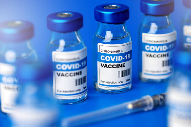 covid-19 vakcina - koronavírus vakcinázására szolgáló palack. injekciós üvegek és fecskendő - Fotó, kép
