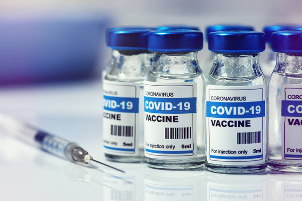 covid-19 rokote - ryhmä koronavirusrokotepulloja ja ruiskuja - Valokuva, kuva