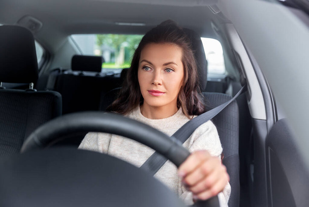 woman or female driver driving car in city - Zdjęcie, obraz