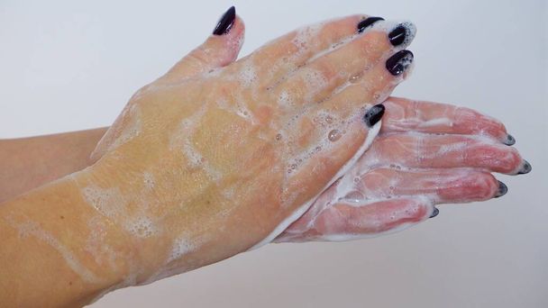 Concetto di igiene. Lavarsi le mani con il sapone. Vista da vicino sulle mani della donna. - Foto, immagini