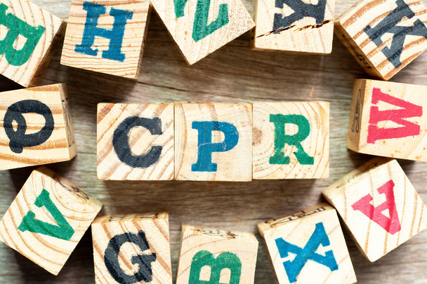 Bloqueo alfabético de letras en la palabra RCP (abreviatura de Reanimación Cardiopulmonar) con otro sobre fondo de madera - Foto, Imagen
