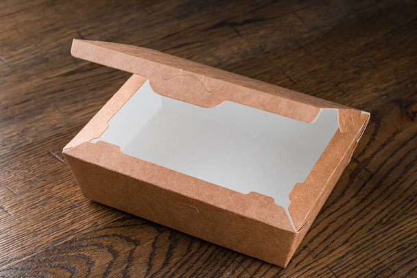 Ympäristöystävällisiä kertakäyttöisiä astioita pikaruokaa, käsite muovi vapaa elämä stile tyhjä ympäristöystävällinen noutoruoka laatikko - Valokuva, kuva