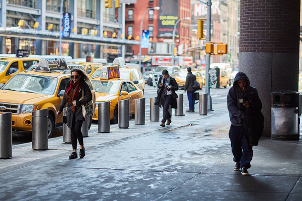 ニューヨークを歩く忙しい人たちは - 写真・画像