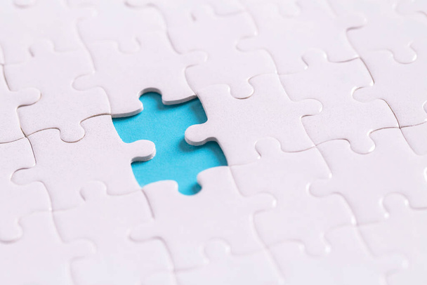 Unfertiges Puzzle auf blauem Hintergrund mit Kopierplatz für Ihren Text oder Inhalt, Arbeitskonzepte getrennt von Gruppen - Foto, Bild